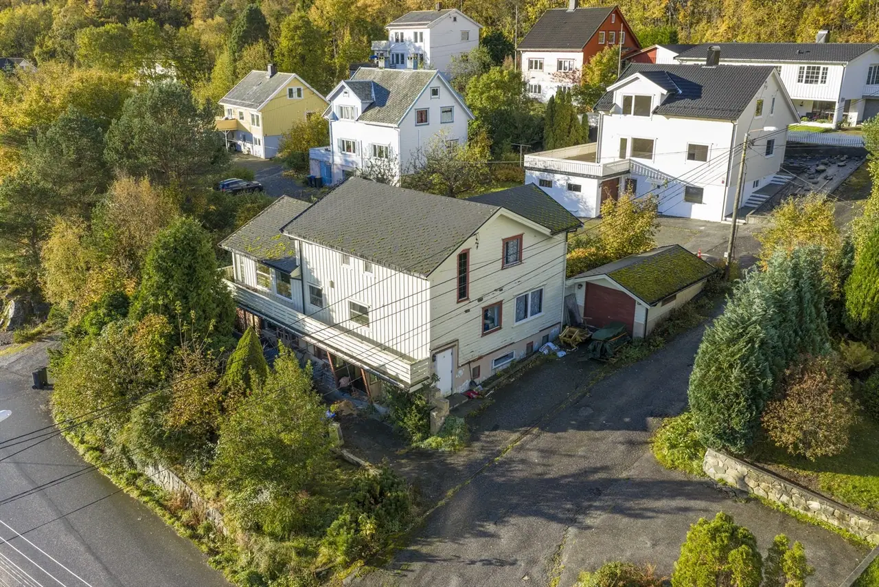 Våghallvegen 8, Brattvåg