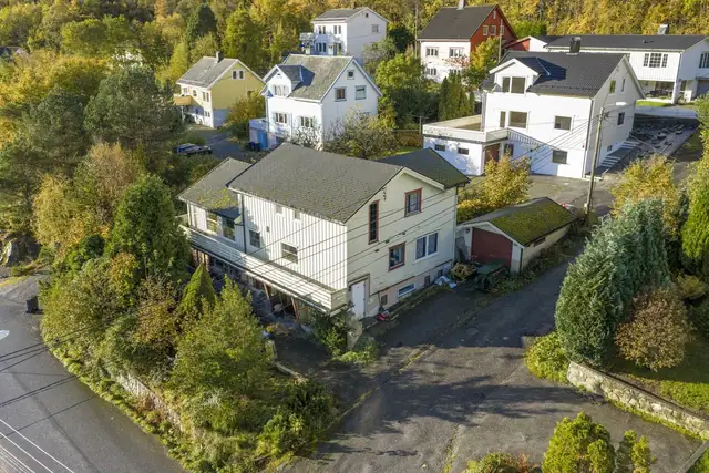 Våghallvegen 8, Brattvåg